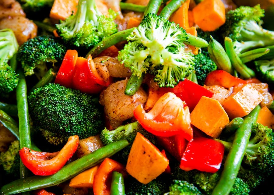 vários legumes misturados: brócolis, tomate, vagem, cenoura...