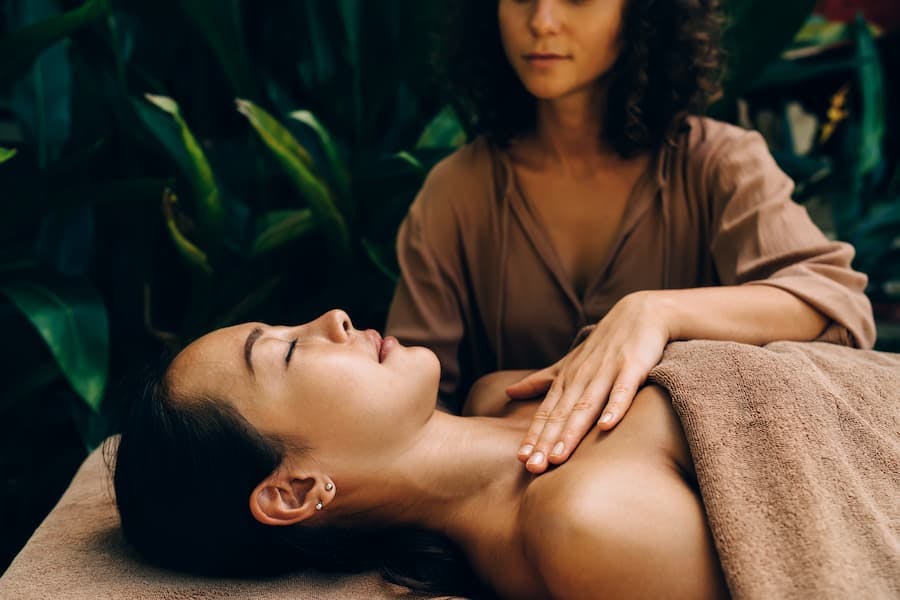 Mulher recebe massagem de uma terapeuta de rolfing