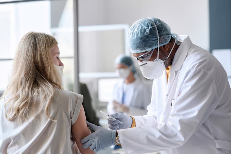 Jovem se vacinando no braço